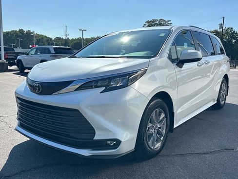 Used 2026 Toyota Sienna XLE FWD image 8