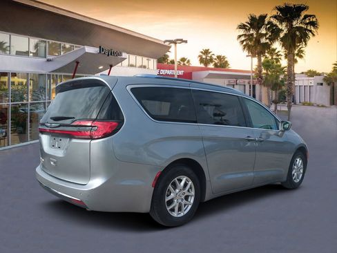 Certified 2021 Chrysler Pacifica Touring-L image 3