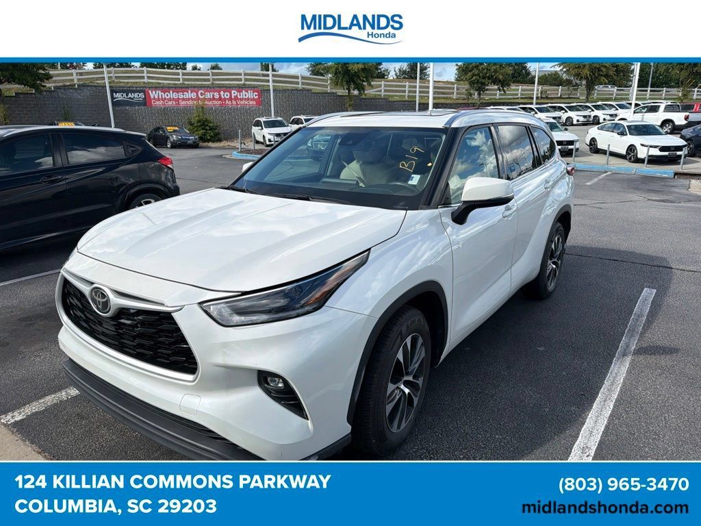 Used 2021 Toyota Highlander XLE FWD image 1