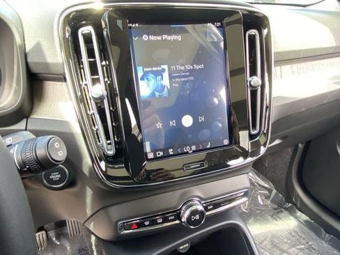 Certified 2025 Volvo XC40 B5 Core w/ Protection Package Premier image 21