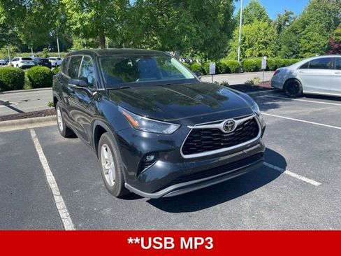 Used 2022 Toyota Highlander LE FWD image 7