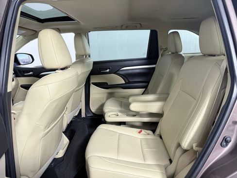 Used 2019 Toyota Highlander XLE image 24