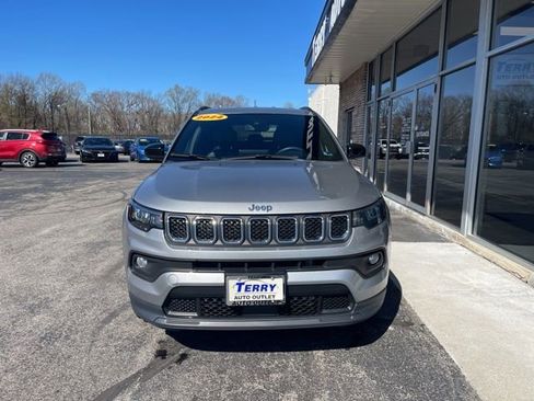 Used 2024 Jeep Compass Latitude image 3