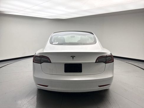 Used 2023 Tesla Model 3 Standard Range image 4