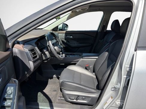 Used 2023 Nissan Rogue SV w/ SV Premium B Package FWD image 12