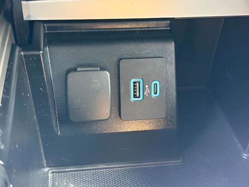 Used 2020 Ford Explorer XLT w/ Equipment Group 202A AWD/4WD image 18