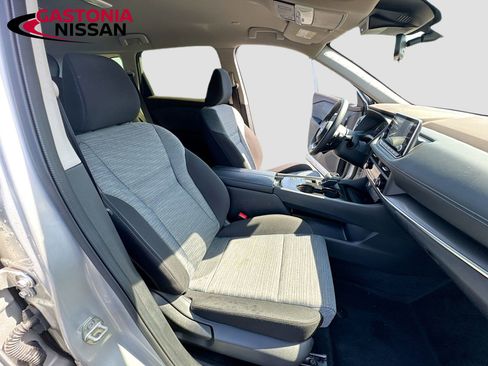 Used 2023 Nissan Rogue SV image 34