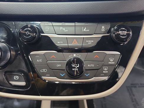 Used 2023 Chrysler Pacifica Touring-L FWD image 23