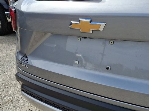 Used 2025 Chevrolet Trax LT FWD image 18