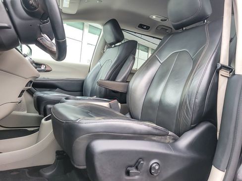 Used 2018 Chrysler Pacifica Touring-L Plus w/ Tire & Wheel Group image 7