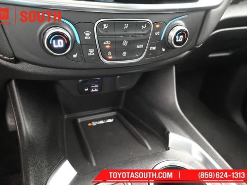 Used 2023 Chevrolet Traverse LT w/ LT Premium Package AWD/4WD image 18