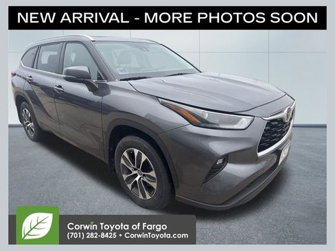 Used 2023 Toyota Highlander XLE image 1