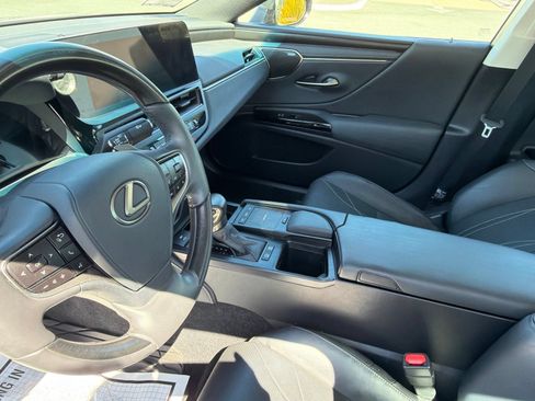 Used 2022 Lexus ES 300h w/ Luxury Package FWD image 5