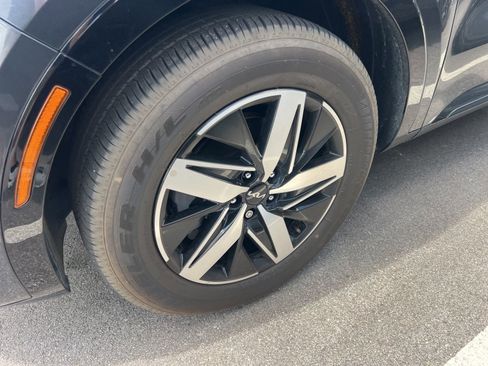 Used 2023 Kia Sorento S w/ Panoramic Sunroof Package image 4