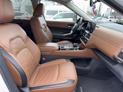 Used 2023 Nissan Pathfinder Platinum image 10
