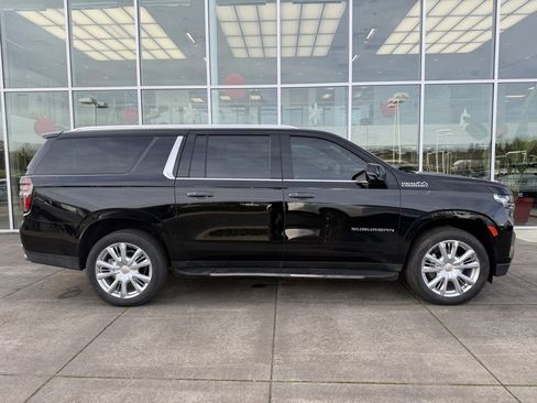 Used 2023 Chevrolet Suburban High Country image 8