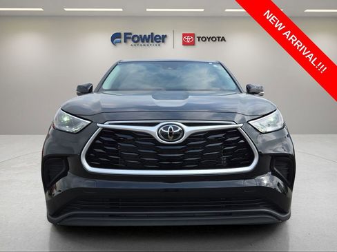 Used 2023 Toyota Highlander L FWD image 2