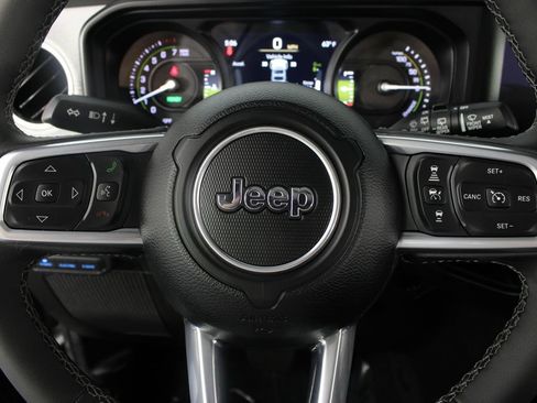 Used 2025 Jeep Wrangler Unlimited Sahara AWD/4WD image 12