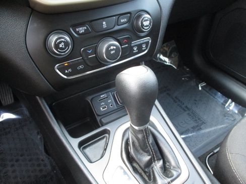 Used 2018 Jeep Cherokee Latitude FWD image 24