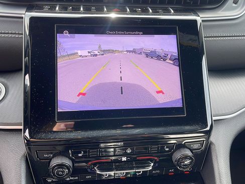 Used 2025 Jeep Grand Cherokee Altitude image 18