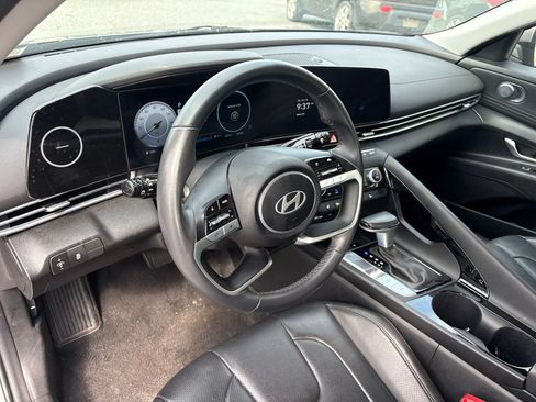 Used 2025 Hyundai Elantra Limited FWD image 4