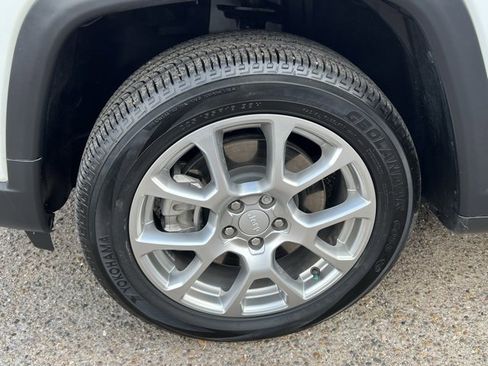 Used 2024 Jeep Compass Latitude w/ Sun and Sound Group image 9