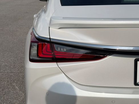 Used 2024 Lexus ES 350 Ultra Luxury w/ Accessory Package (Z2) FWD image 10