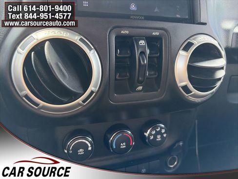 Used 2017 Jeep Wrangler Unlimited Sahara w/ Connectivity Group AWD/4WD image 18