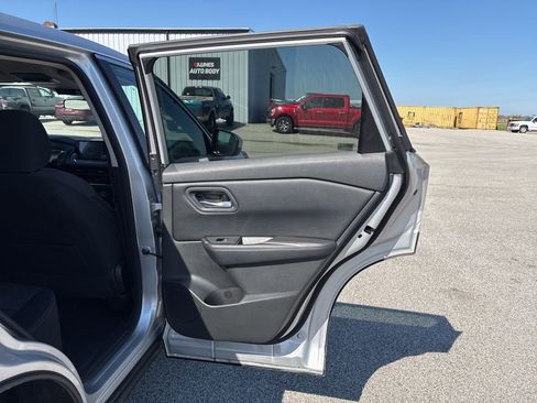 Used 2025 Nissan Rogue SV image 15
