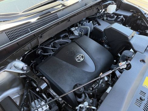 Used 2019 Toyota Highlander XLE AWD/4WD image 22