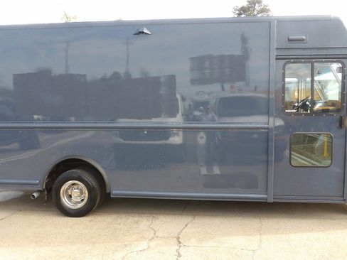 Used 2019 Ford E-450 and Econoline 450 Super Duty image 2