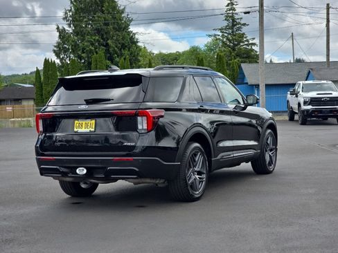 Used 2025 Ford Explorer ST-Line w/ ST-Line Street Pack AWD/4WD image 5