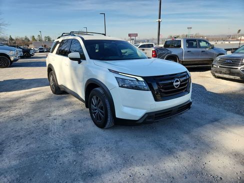 Used 2024 Nissan Pathfinder SV w/ Black Appearance Package image 7