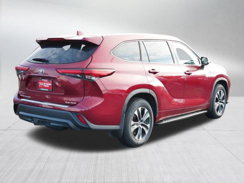 Certified 2021 Toyota Highlander XLE image 7