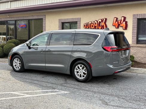 Used 2025 Chrysler Pacifica Select FWD image 5