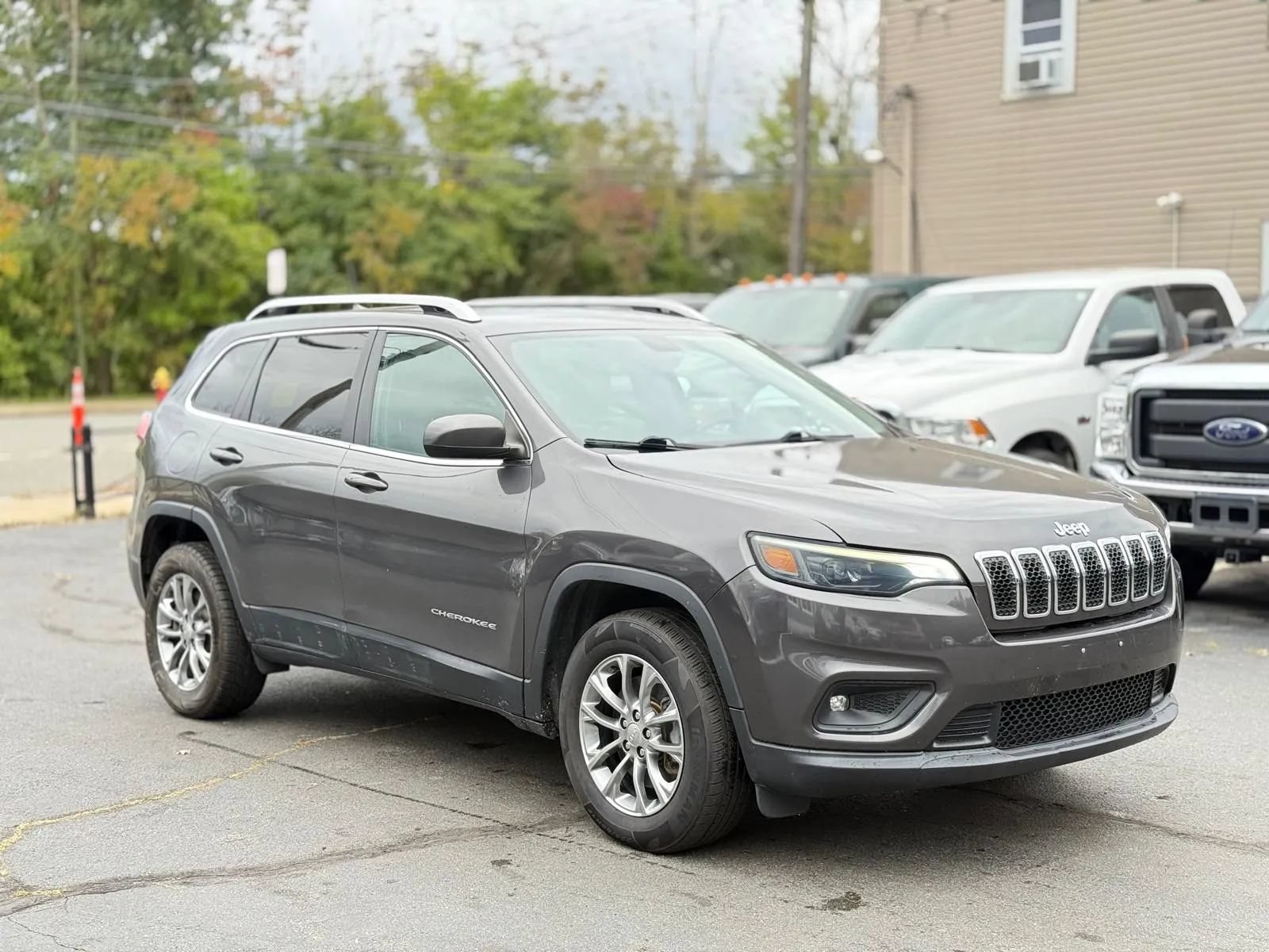 Used 2019 Jeep Cherokee Latitude Plus AWD/4WD image 4