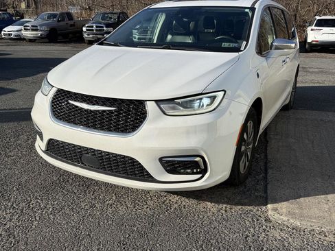 Used 2021 Chrysler Pacifica Limited image 3