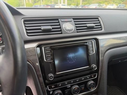 Used 2016 Volkswagen Passat 1.8T SE FWD image 22