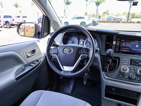 Used 2020 Toyota Sienna LE w/ Carpet Mat Package FWD image 4