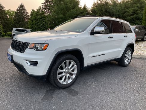 Used 2017 Jeep Grand Cherokee Limited image 10