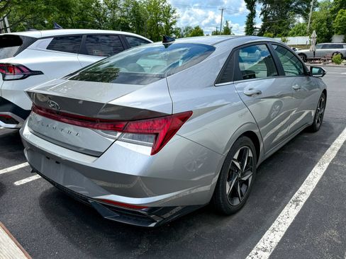 Used 2022 Hyundai Elantra SEL w/ Convenience + Premium Package FWD image 12