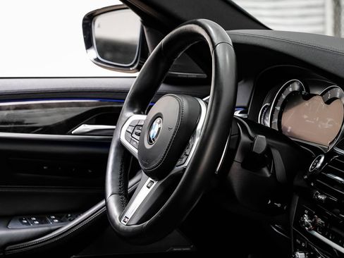 Used 2018 BMW M550i xDrive image 11