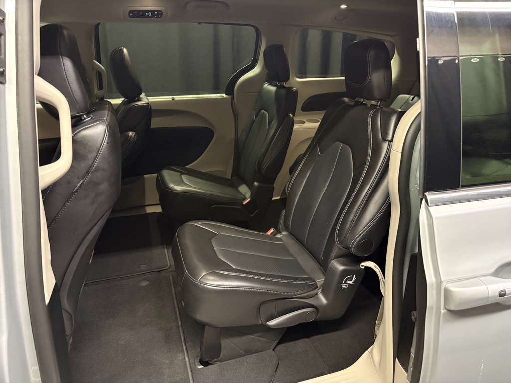 Used 2024 Chrysler Pacifica Touring-L FWD image 22