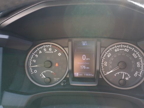 Used 2018 Toyota Tacoma TRD Off-Road AWD/4WD image 10