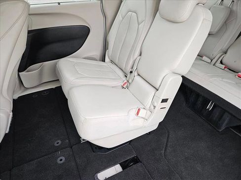 Used 2017 Chrysler Pacifica Touring-L Plus image 18