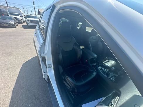 Certified 2022 Jeep Cherokee Latitude w/ Sun & Sound Group AWD/4WD image 26