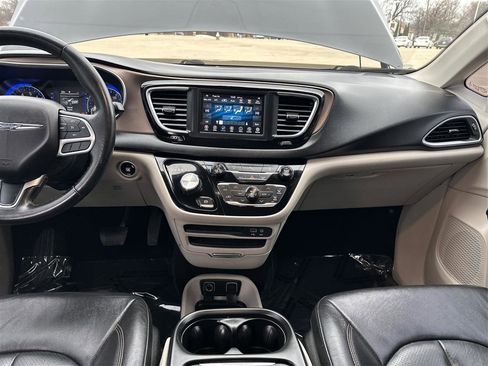 Used 2018 Chrysler Pacifica Touring-L image 12