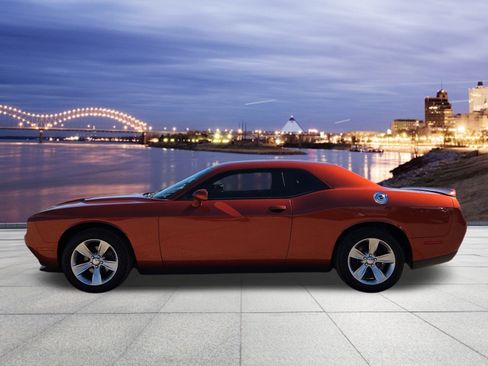 Used 2021 Dodge Challenger SXT image 2