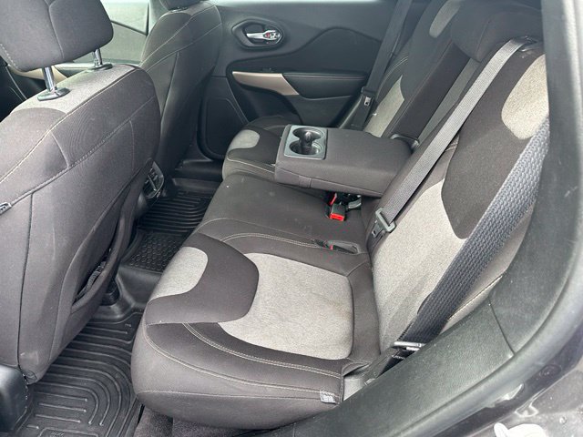 Used 2017 Jeep Cherokee Sport FWD image 9