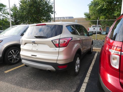 Used 2017 Ford Escape SE w/ SE Cold Weather Package AWD/4WD image 3